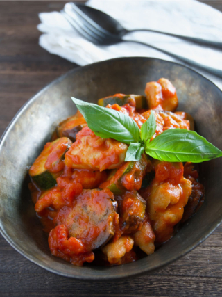 夏野菜たっぷり、なすと鶏肉のトマト煮