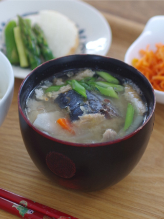 根菜とさば缶でごちそう味噌汁