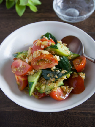 ごま油が香るトマトときゅうりのサラダ
